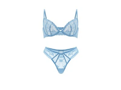 الملابس الداخلية ذات الدانتيل الأزرق الفاتح